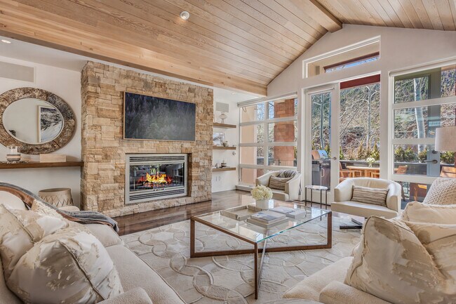 Photo - 708 E Hyman Ave