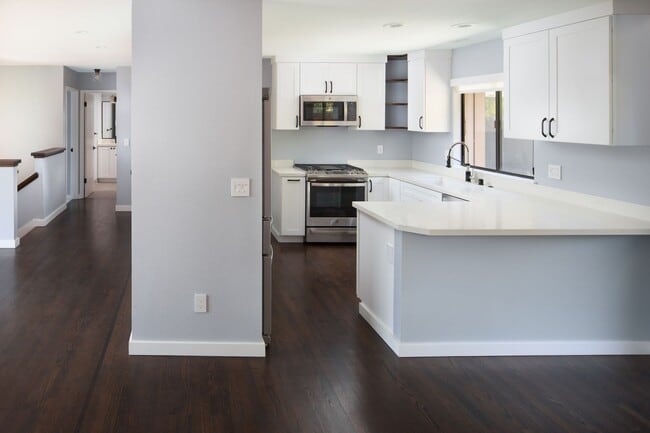 Photo - Gorgeous 3bd/2ba Townhouse, complete interior renovation, Modern upgrades, Community Pool -FOUNDA...