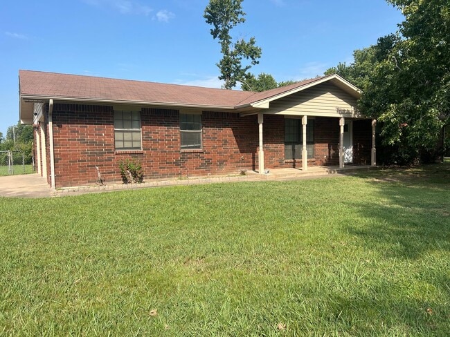 Building Photo - comfort and convenience in this 3 bedroom ... Rental