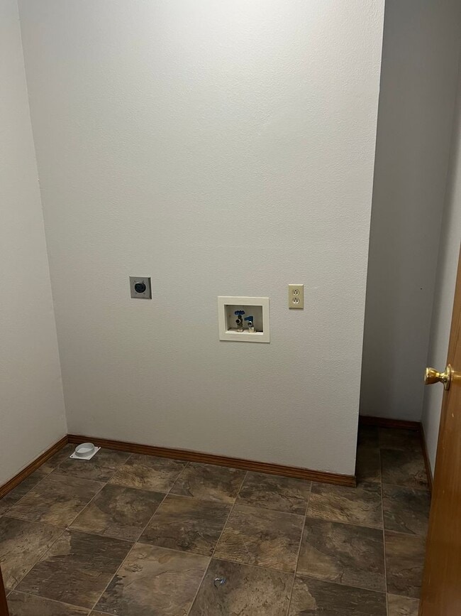 Photo - 3 Bedroom 2 bath Spacious Home in a quiet neighborhood!