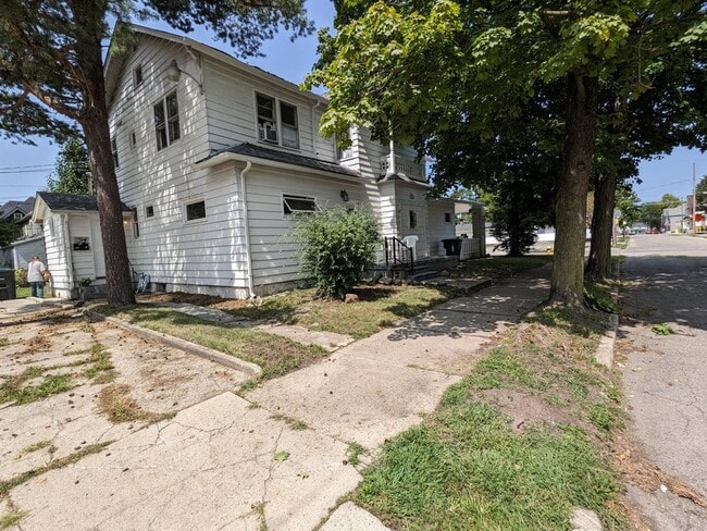 501 W Adams St