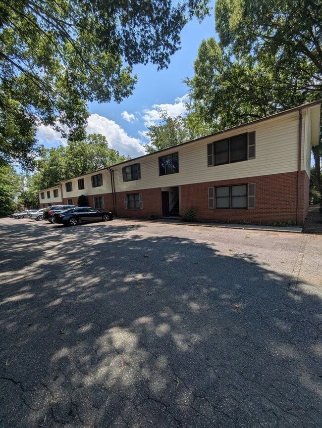 Building Photo - 1BD/1BA Unit at Westmont Apartments in Hickory