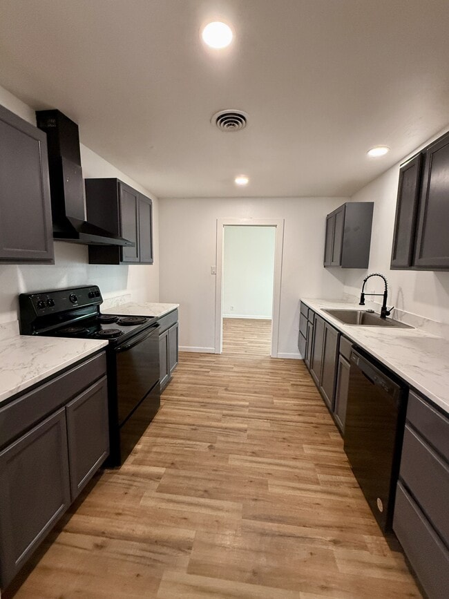 Photo - 904 Davis St