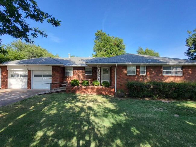 Building Photo - Remodeled 3 bedroom 2 bathroom house with ...