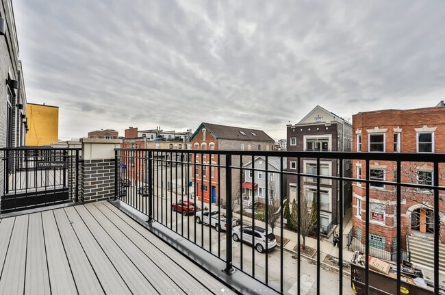 Building Photo - 815 N Paulina St Unit 2S