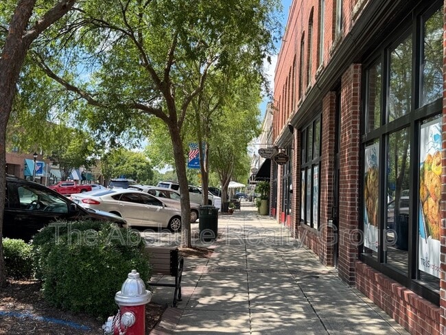 523 E Broad St Unidad B - 1