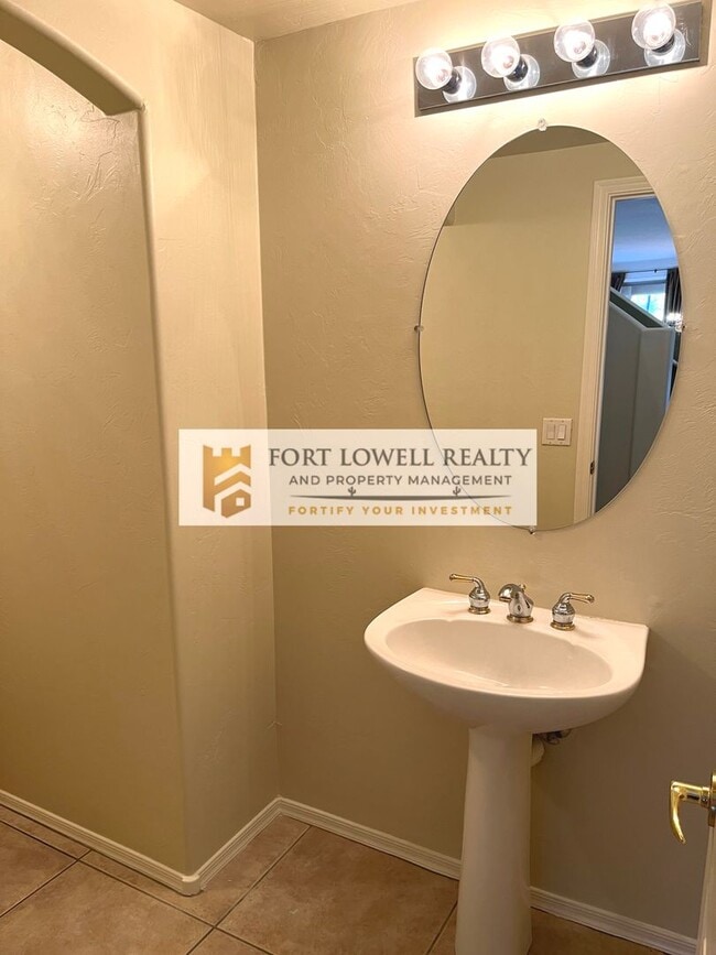 Photo - 3/2.5 2 car garage/washer/dryer/private yard