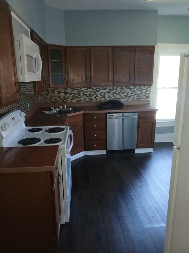 Photo - 813 1/2 4th St Unidad Upstairs Apartment