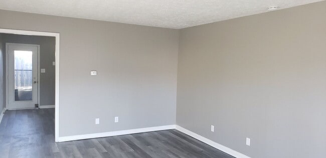 Building Photo - 2 bedroom 1 bath duplex