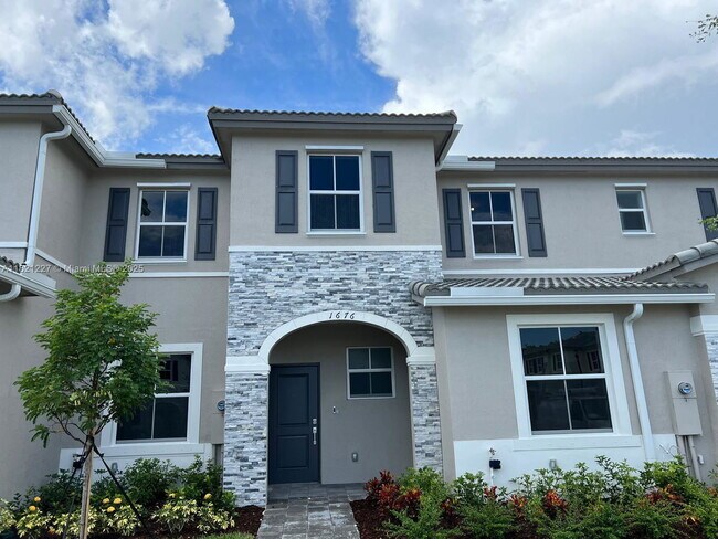 Building Photo - 1676 SE 26th Ter Rental