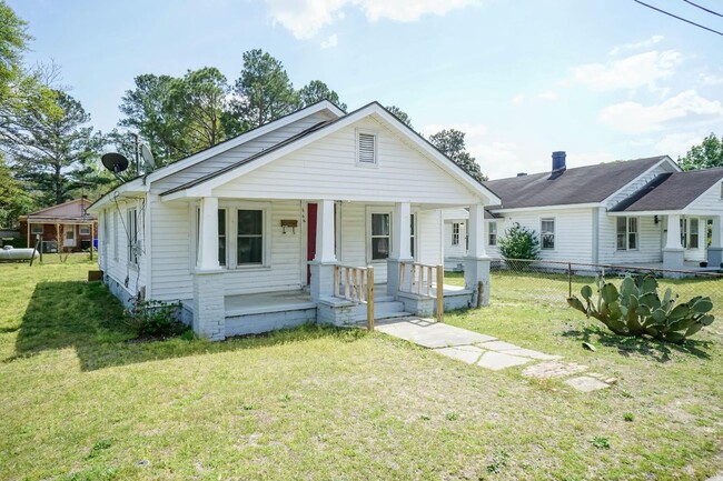 Three bedroom Home! - Three bedroom Home!