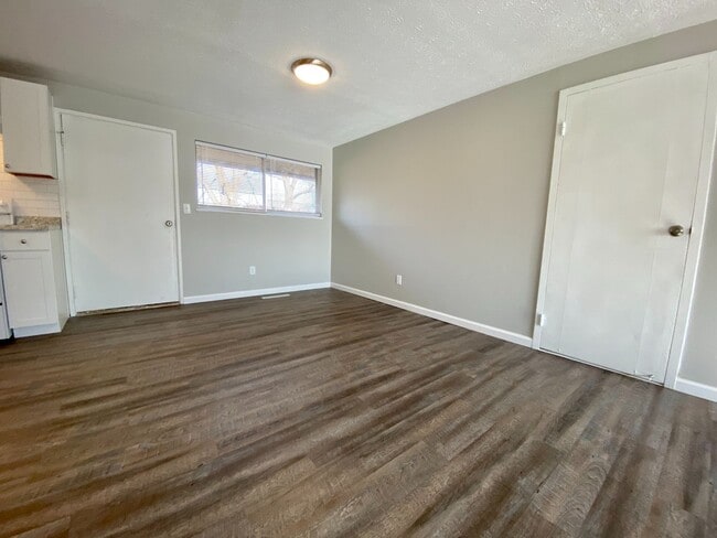 301 Ives Ln