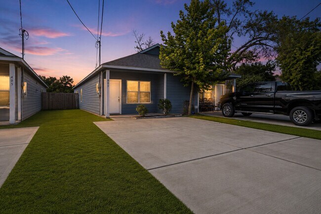 Photo - 403 E Avenue G
