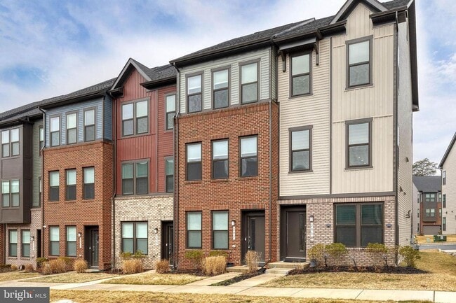 Building Photo - Modern 3bd 3.5bth Townhome with garage in the highly desirable Watershed Community.