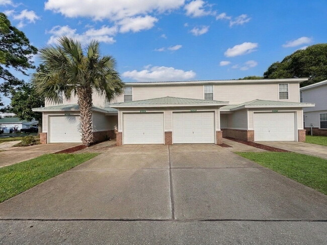 Building Photo - "Charming 2-Bed Townhouse Oasis - Prime Fort Walton Beach Location!" Unit B
