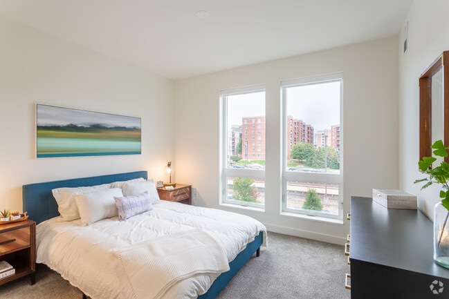 1BR,1BA,753SF