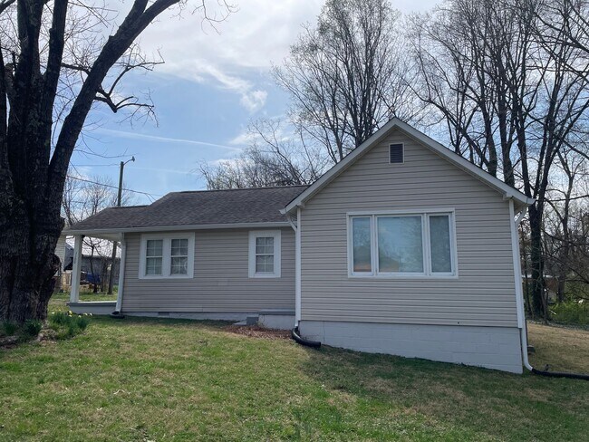 Building Photo - 1100 Newport St