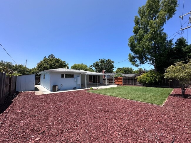 Building Photo - Updated 3/2 SFR w/ AC, BIG yard, move in r... Rental