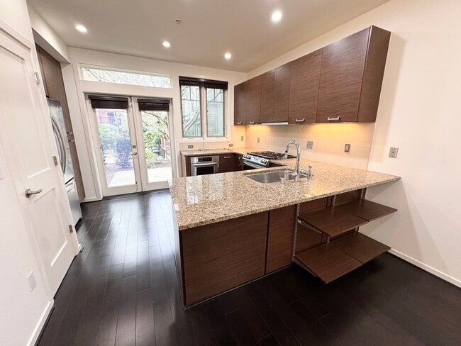 Photo - Rare Townhome 2 bed 2 bath in Heart of Bellevue Downtown