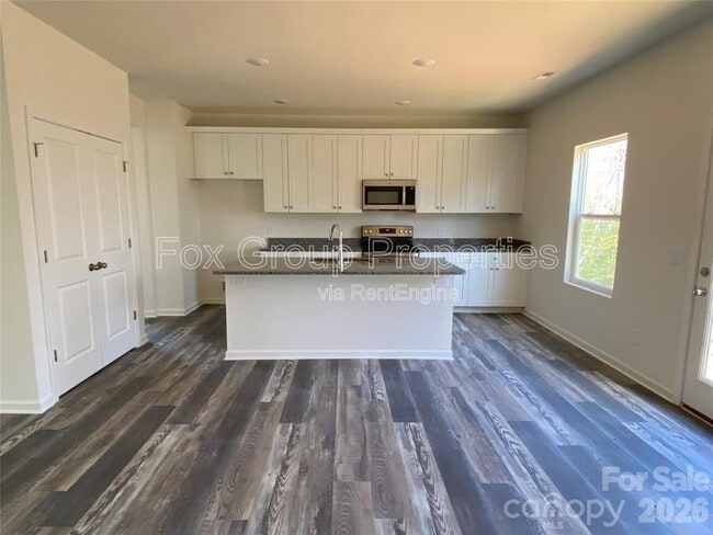 Photo - 1662 Nicholas Way