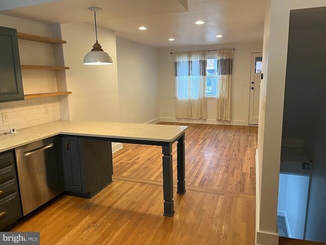 Photo - 1231 W 37th St