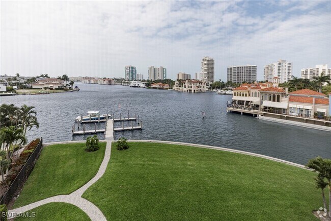 Building Photo - 250 Park Shore Dr Unit 302 Rental