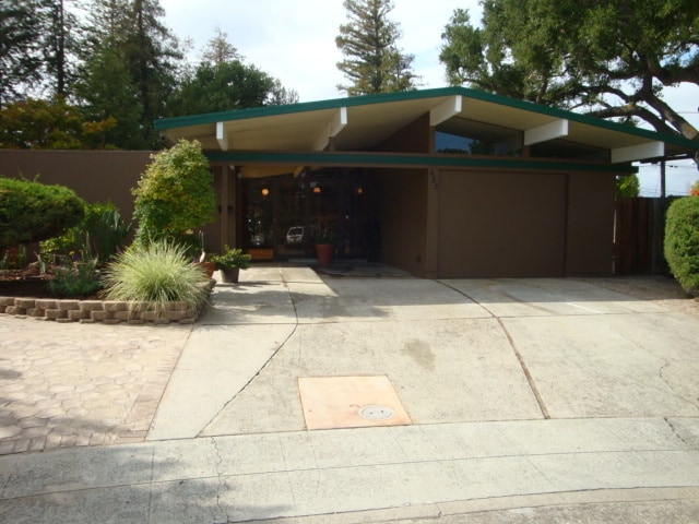 Front - 683 Tiffany Ct