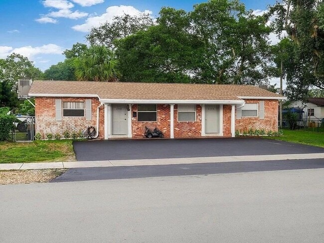 Photo - 4350-4352 SW 62nd Ave