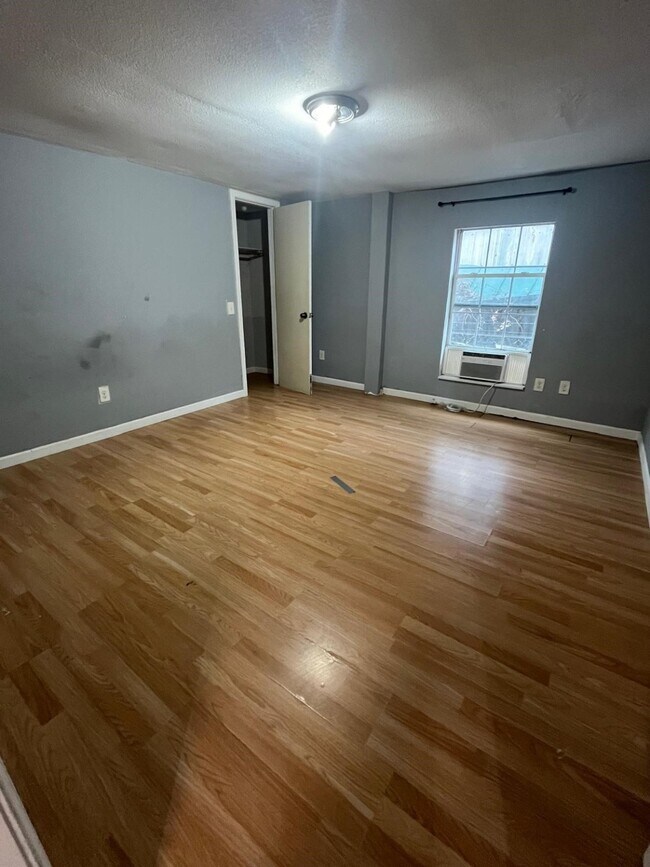 Photo - 2152 William Tell St