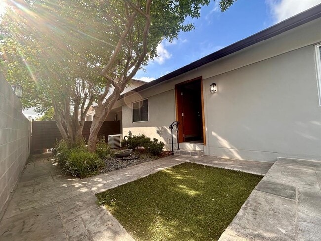 8924 Trone Cir