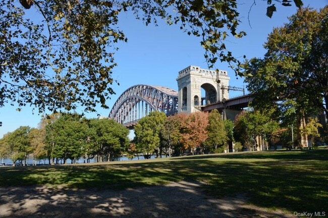 Building Photo - 18-31 25th Rd Unit 2nd Floor