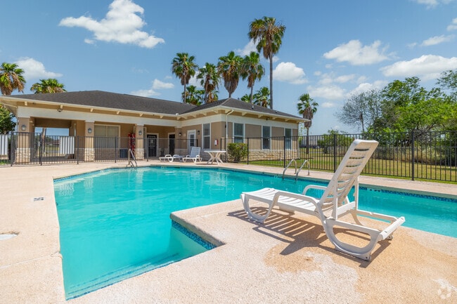 Pool - zAmistad Apartments