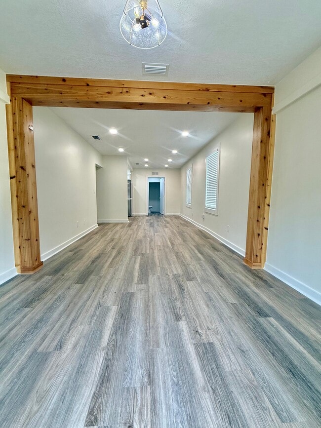 Photo - 4833 College St