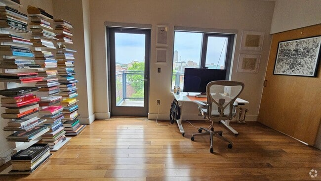 Building Photo - Incredible Top-Floor 1BR with Skyline View... Rental