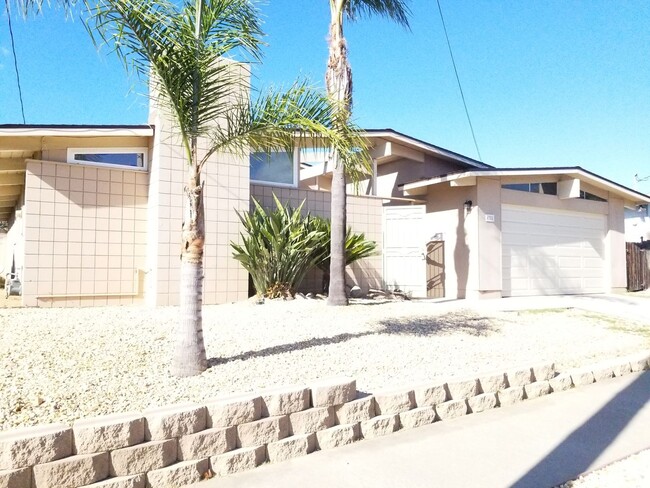 4BD/2.5BTH Single-Story Home with a Yard a... - 4BD/2.5BTH Single-Story Home with a Yard a...