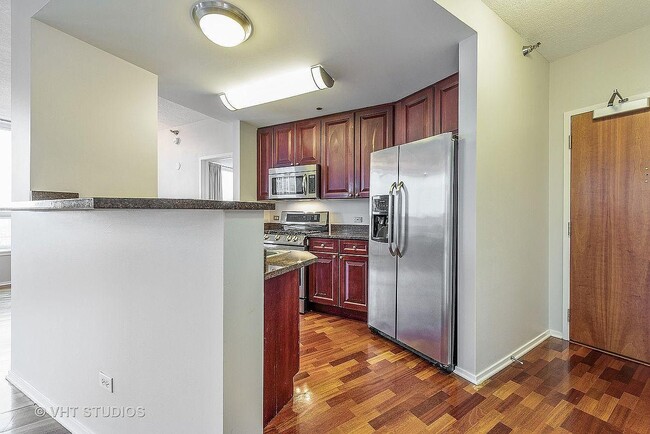 Photo - 600 N Kingsbury St Unidad 1811