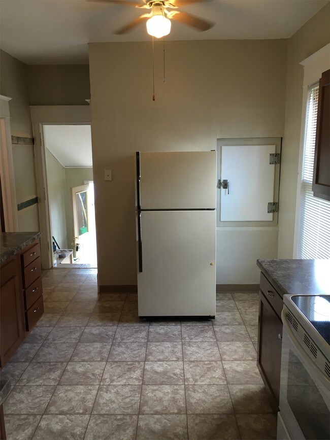 Photo - 1044 College St N