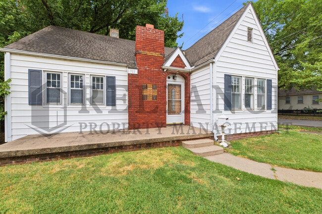 Photo - 703 S Grove Dr