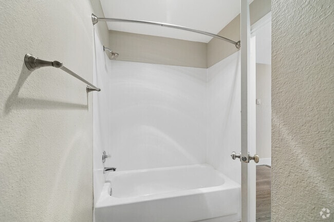 2BR, 2BA - 1,006SF - Bathroom