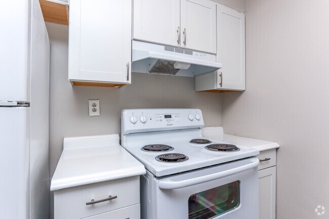 2BR, 1BA - 840 SF