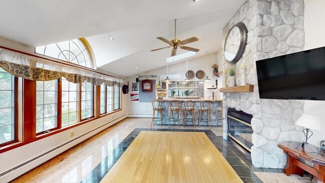 Building Photo - 654 Main St