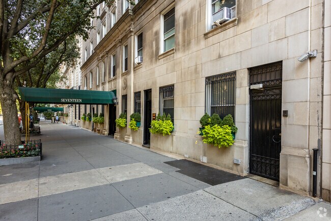 Photo - 17 E 96th St