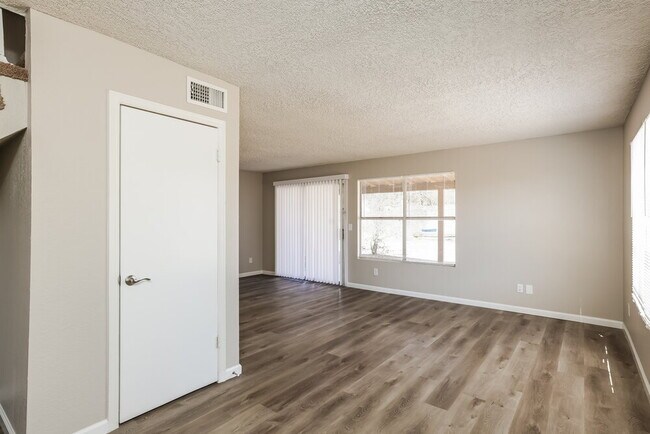 Photo - 1420 E Topeka Dr