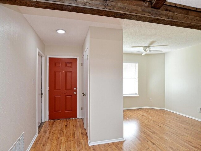 Photo - 604 Hill Cove