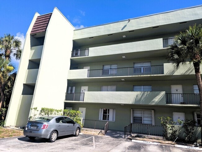 Building Photo - 1638 Embassy Dr Unit 302 Rental