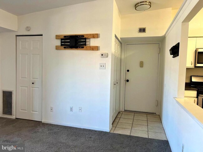 Building Photo - 60202 Delaire Landing Rd Unit 202 Rental