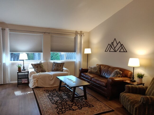 Photo - Stylish SW Bend 3×2 with Fenced Yard