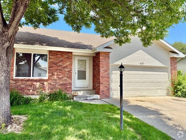 Building Photo - 4 Bedroom, 3 Bath Ranch Style Home with 2 ...