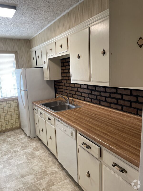 Building Photo - 1208 Bush River Rd Unit P11 Rental
