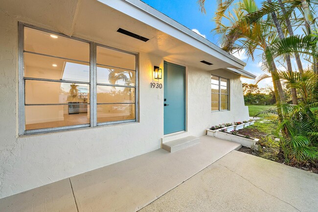 Building Photo - 1930 Service Rd